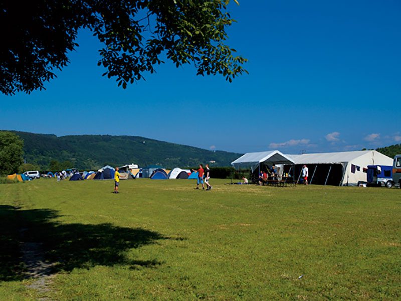 Zeltwiese unter Bäumen auf dem Campingplatz
